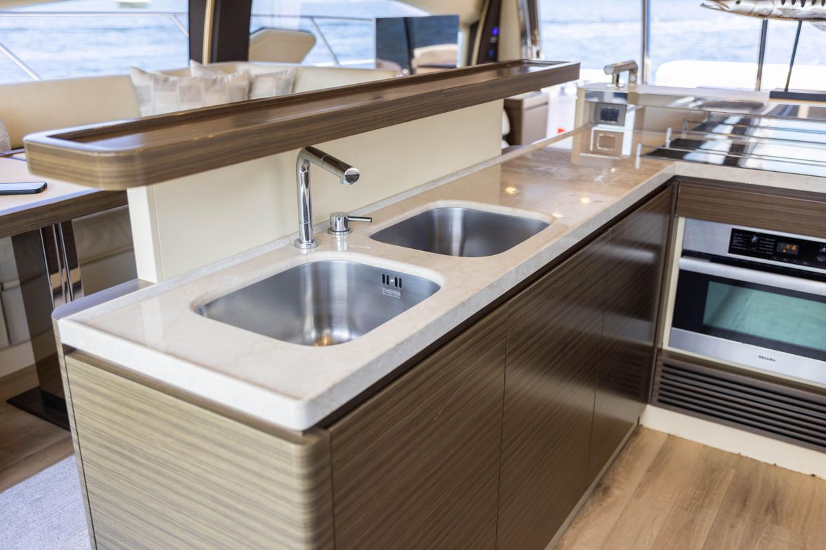 2015 Azimut 64 