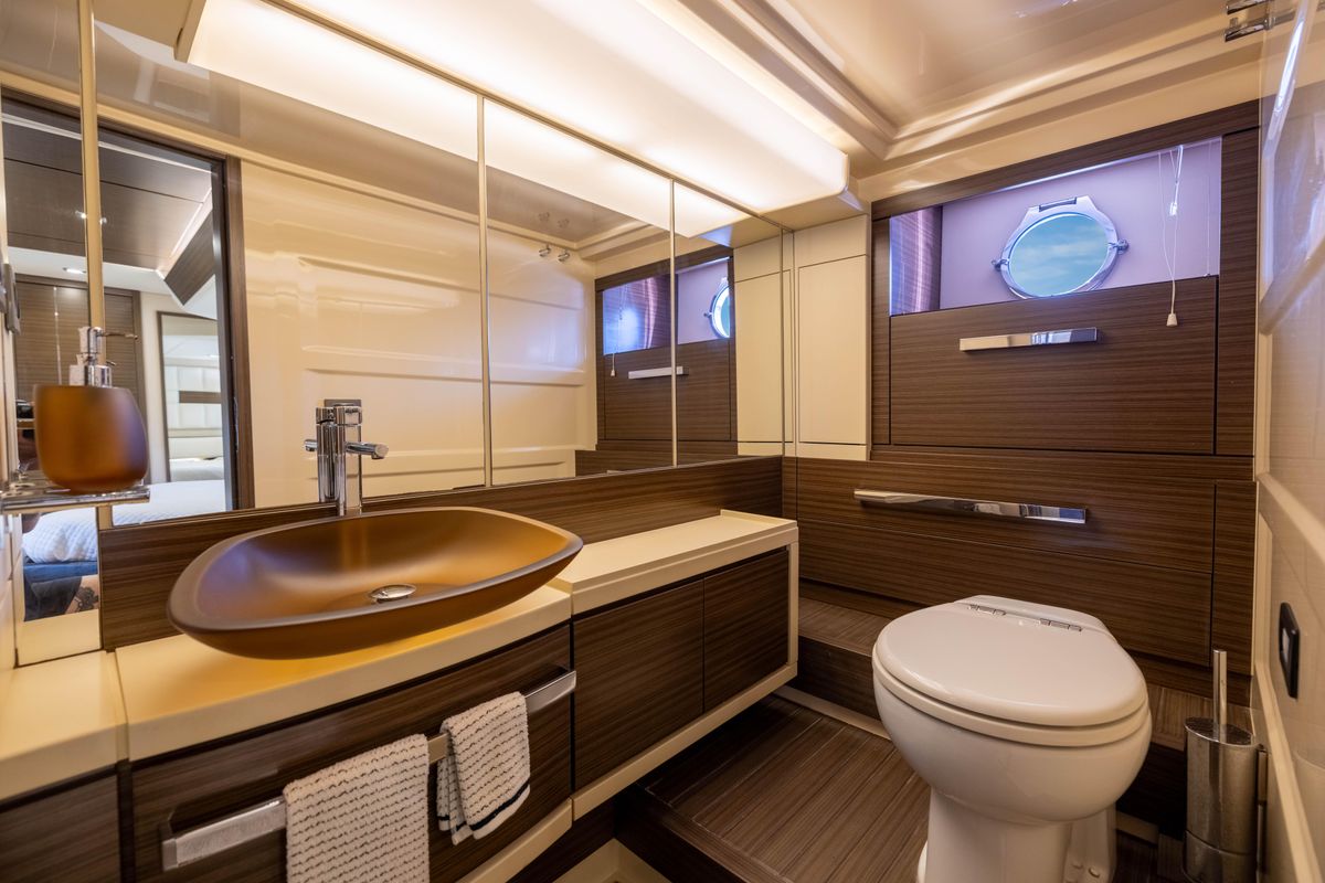 2015 Azimut 64 