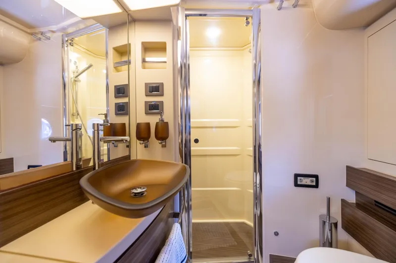 A/sea Yacht Photos Pics Azimut 64 A/Sea - Interior Guest Stateroom Head