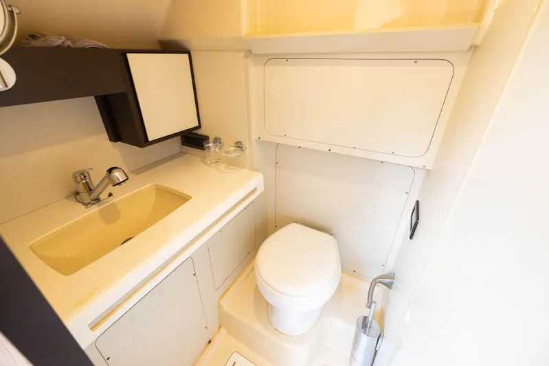 A/sea Yacht Photos Pics Azimut 64 A/Sea - Interior Crew Stateroom Head