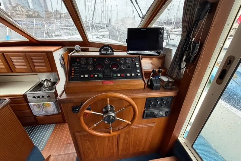 "sarona Ii" Yacht Photos Pics 1994 Tollycraft 45 Cockpit Motor Yacht helm with wooden steering wheel and navigation controls.