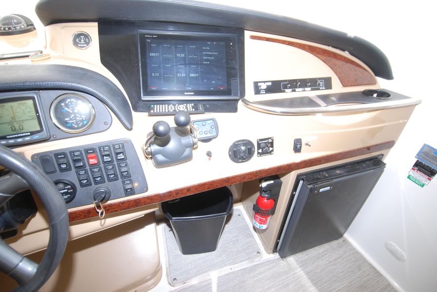 2002 Carver 564 Cockpit MY