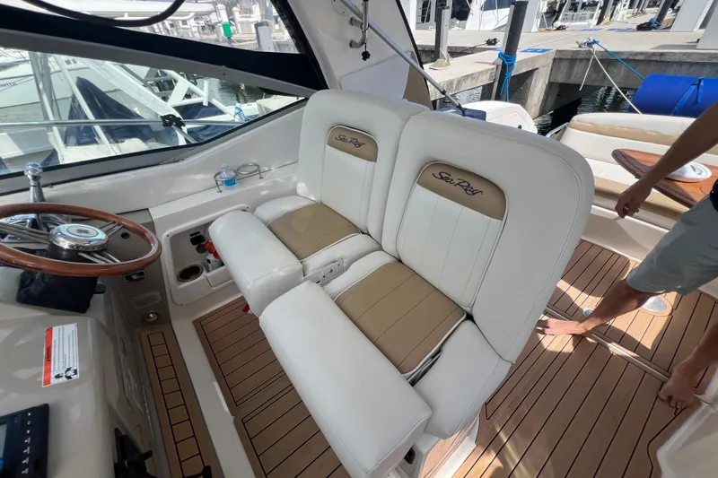Mango Yacht Photos Pics 2005 Sea Ray Sundancer 350 cockpit with dual seats and wooden steering wheel.