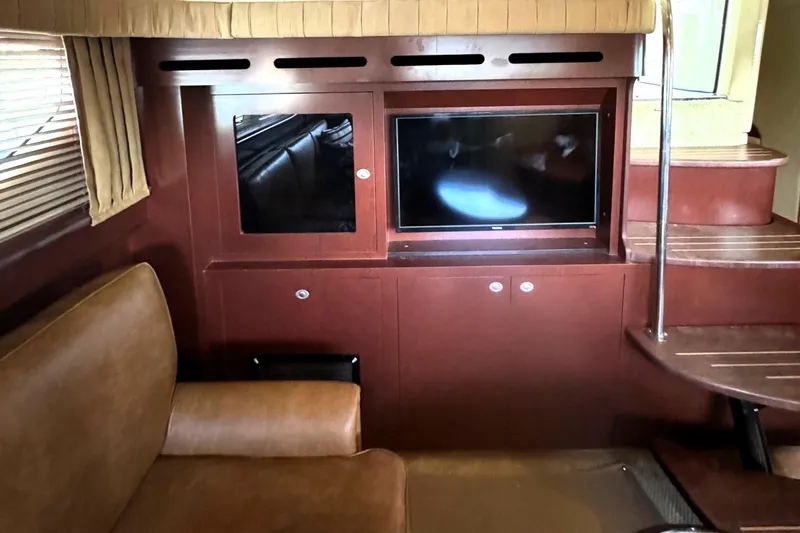  Yacht Photos Pics Interior of 2007 Sea Ray 40 Motor Yacht with TV and seating area.