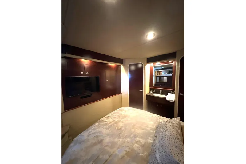  Yacht Photos Pics Luxurious 2007 Sea Ray 40 Motor Yacht bedroom with TV and ensuite bathroom.