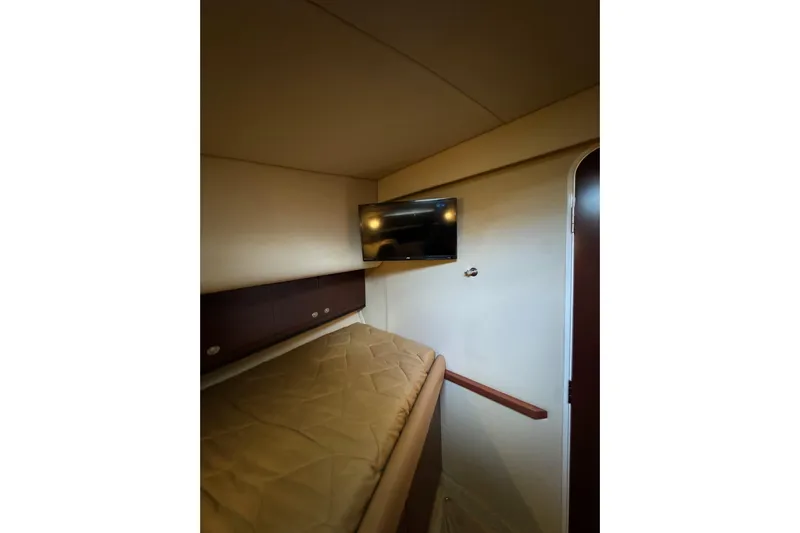  Yacht Photos Pics 2007 Sea Ray 40 Motor Yacht interior cabin with bed and wall-mounted TV.