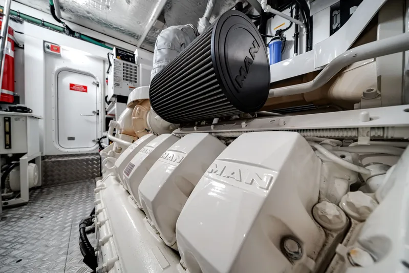 Solaire Yacht Photos Pics 