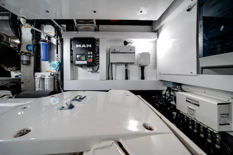 Solaire Yacht Photos Pics 