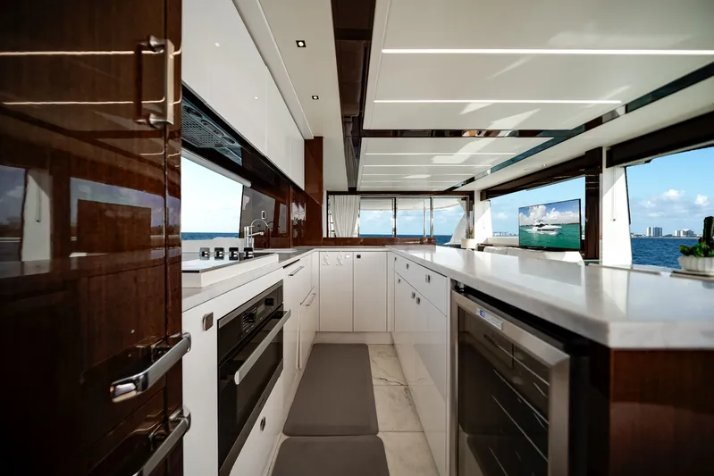 Solaire Yacht Photos Pics 