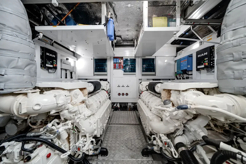 Solaire Yacht Photos Pics 