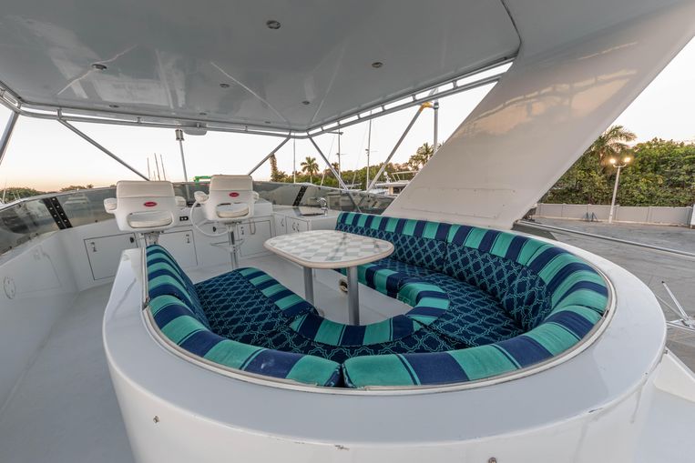 2000-90-hatteras-90-enclosed-sports-fish
