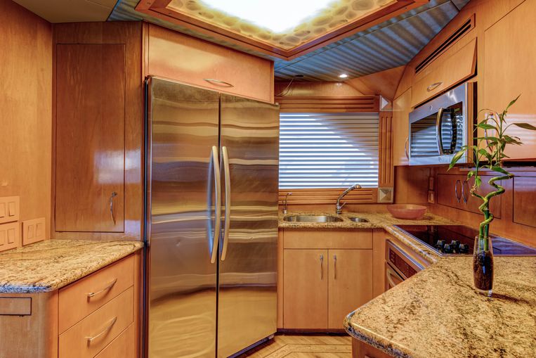 2000-90-hatteras-90-enclosed-sports-fish