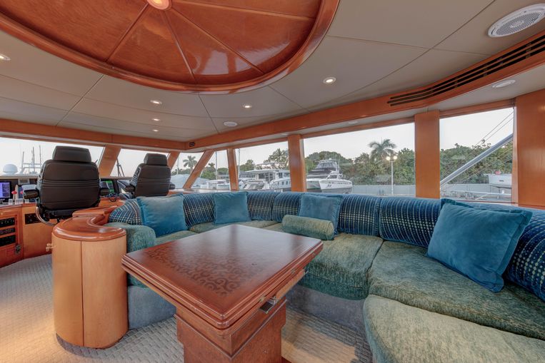 2000-90-hatteras-90-enclosed-sports-fish