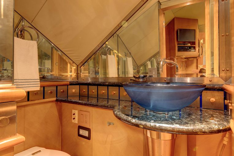 2000-90-hatteras-90-enclosed-sports-fish