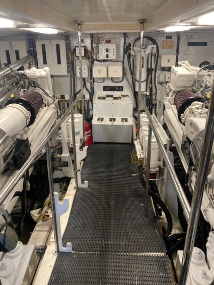 2000-90-hatteras-90-enclosed-sports-fish