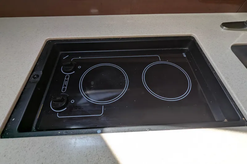 Fansea Yacht Photos Pics Built-in stovetop on 2009 Sea Ray 350 Sundancer yacht kitchen counter.