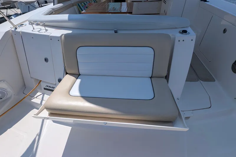 Fansea Yacht Photos Pics 2009 Sea Ray 350 Sundancer boat seating area with beige and white cushions.