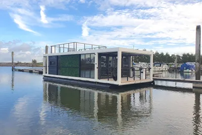 2022 La Mare Houseboat Modern 12