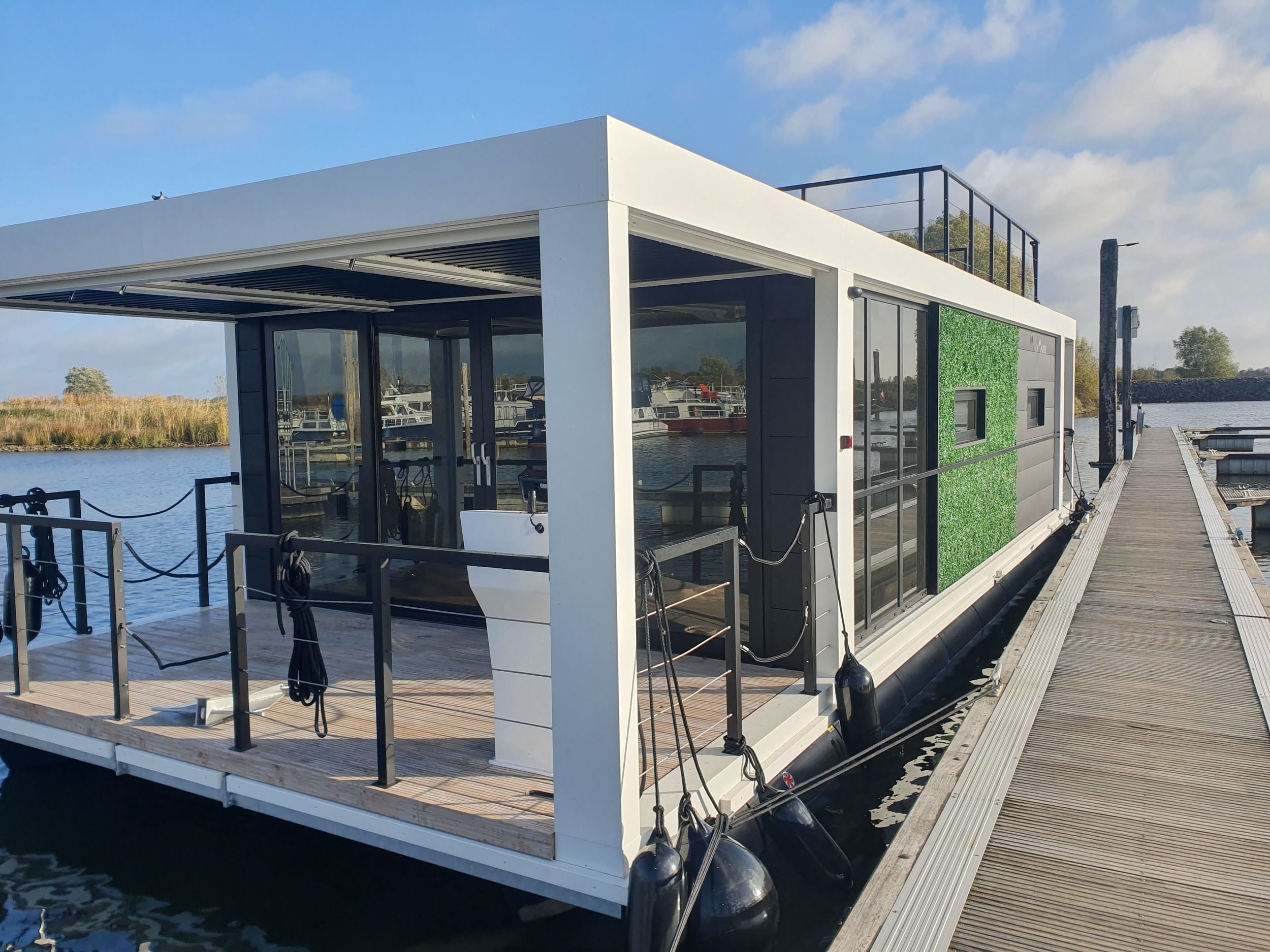 2022 La Mare Houseboat Modern 12