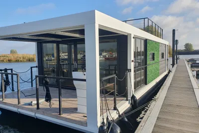 2022 La Mare Houseboat Modern 12