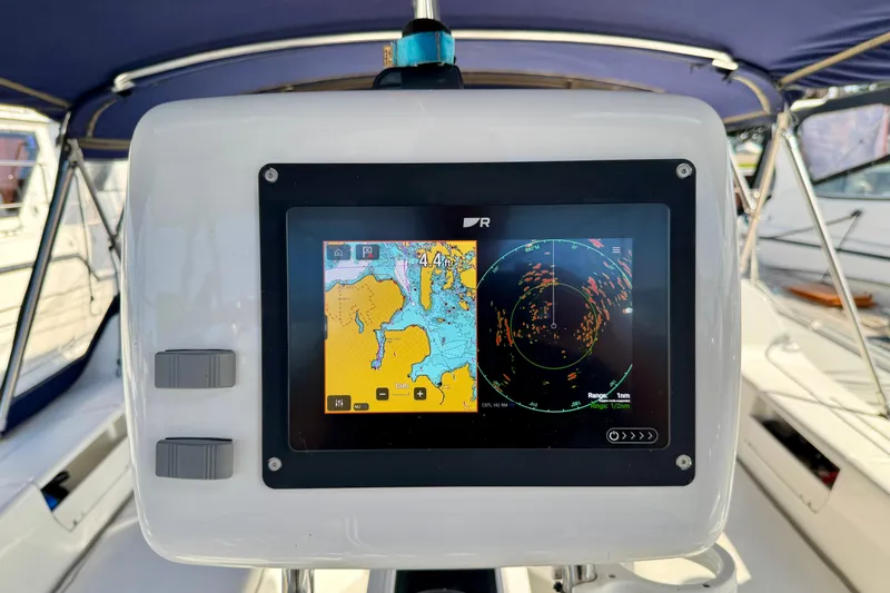 Ostrich Yacht Photos Pics Navigation display on a 2004 Catalina 42 MkII sailboat, showing radar and map.