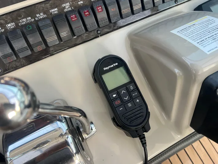 Desert Dream Yacht Photos Pics Control panel of a 2007 Sea Ray 40 Sundancer with Raymarine remote.