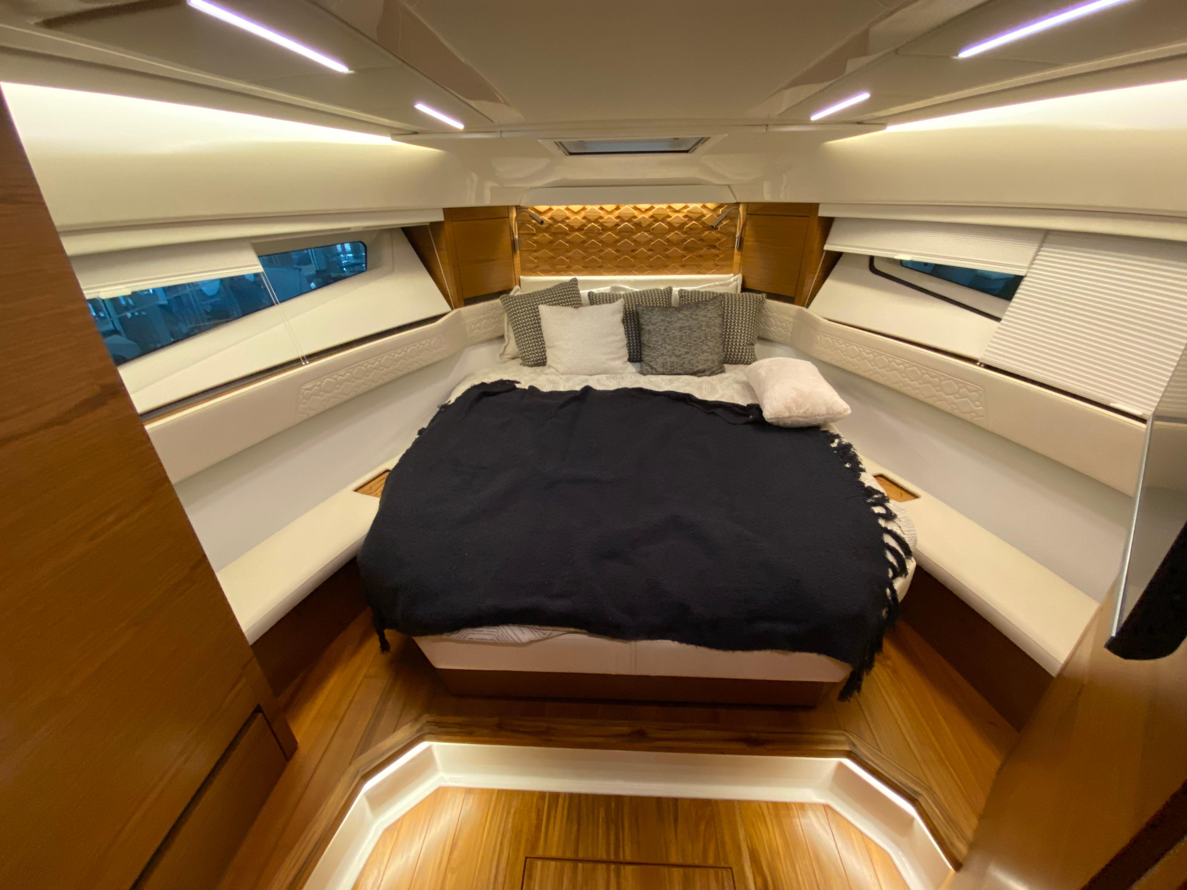 Yacht Photo 42