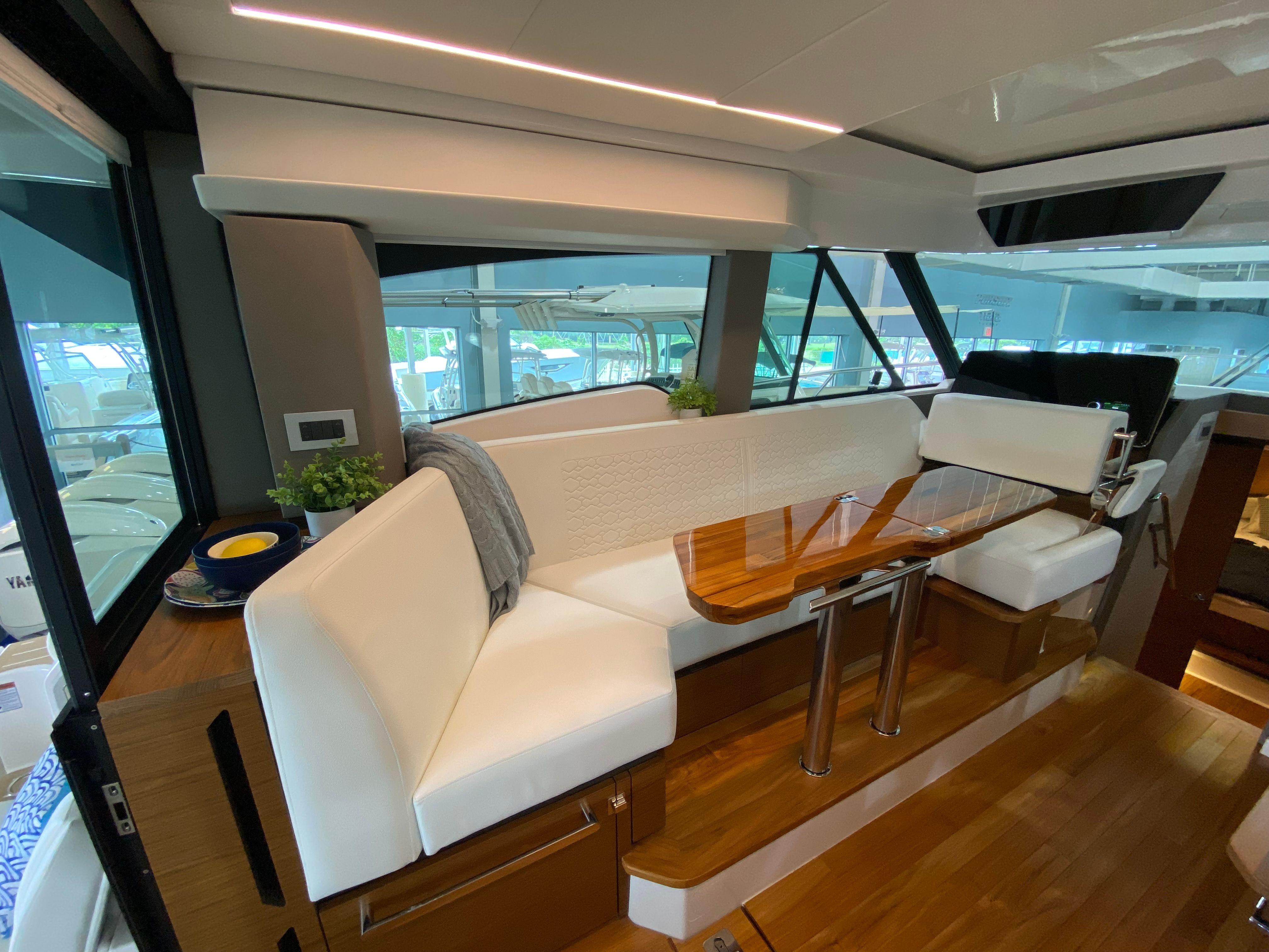 Yacht Photo 30