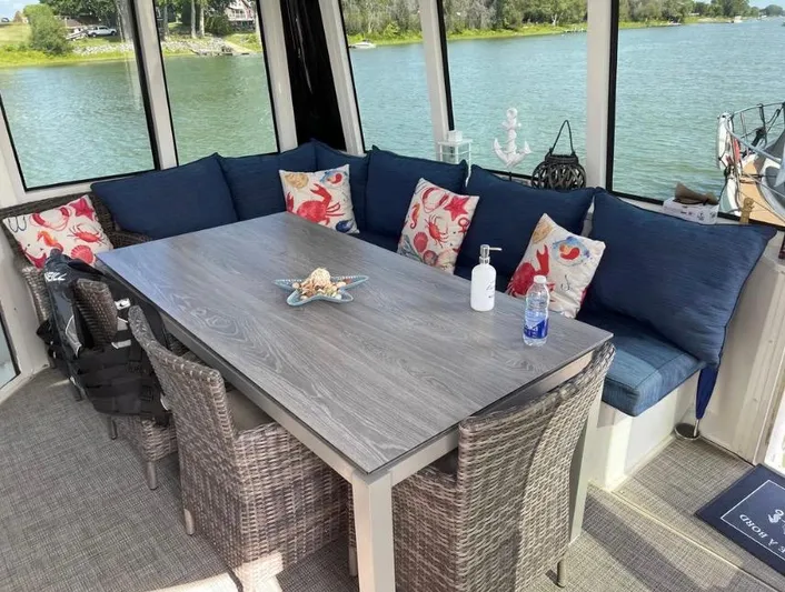  Yacht Photos Pics Cozy seating area on 2000 Carver 506 Motor Yacht with lake view.