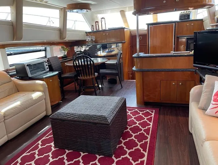  Yacht Photos Pics Interior of 2000 Carver 506 Motor Yacht with elegant furnishings and modern amenities.