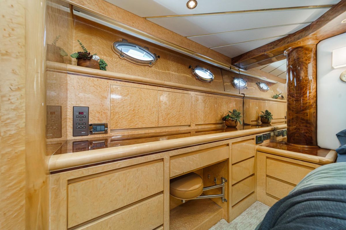 2002 Ocean Alexander 64 