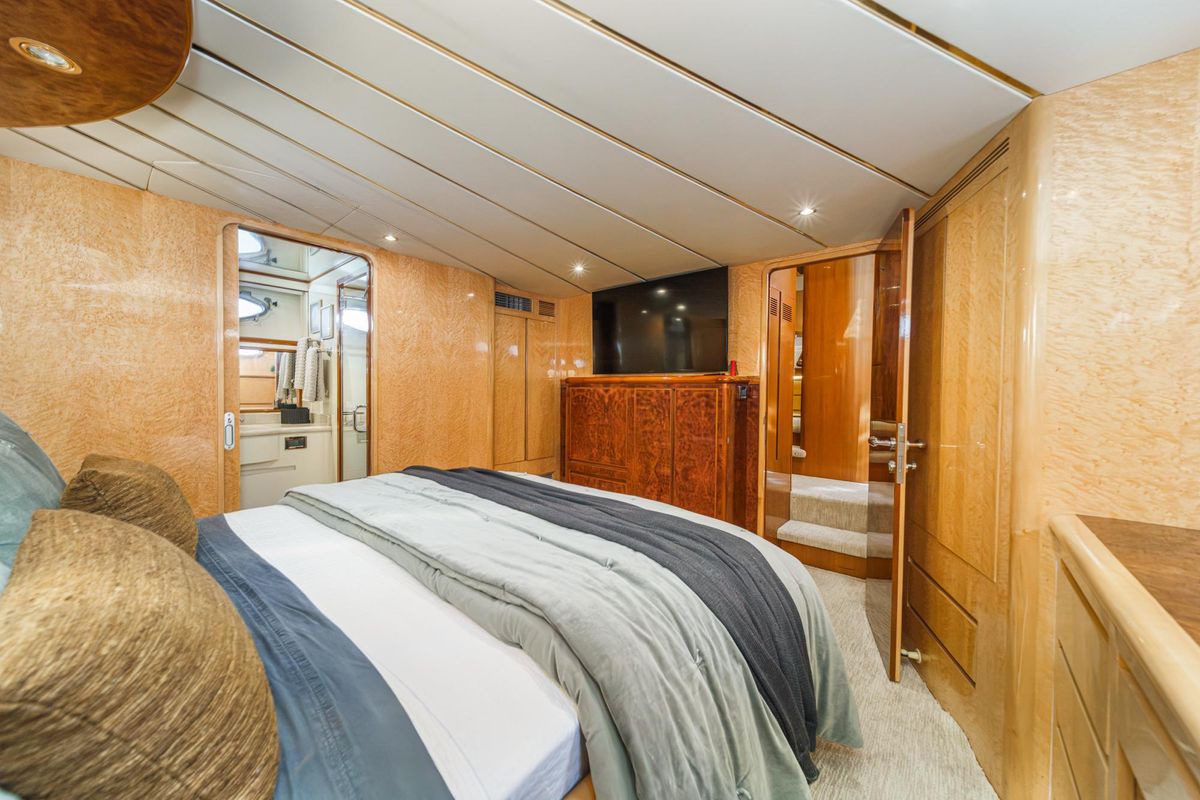 2002 Ocean Alexander 64 