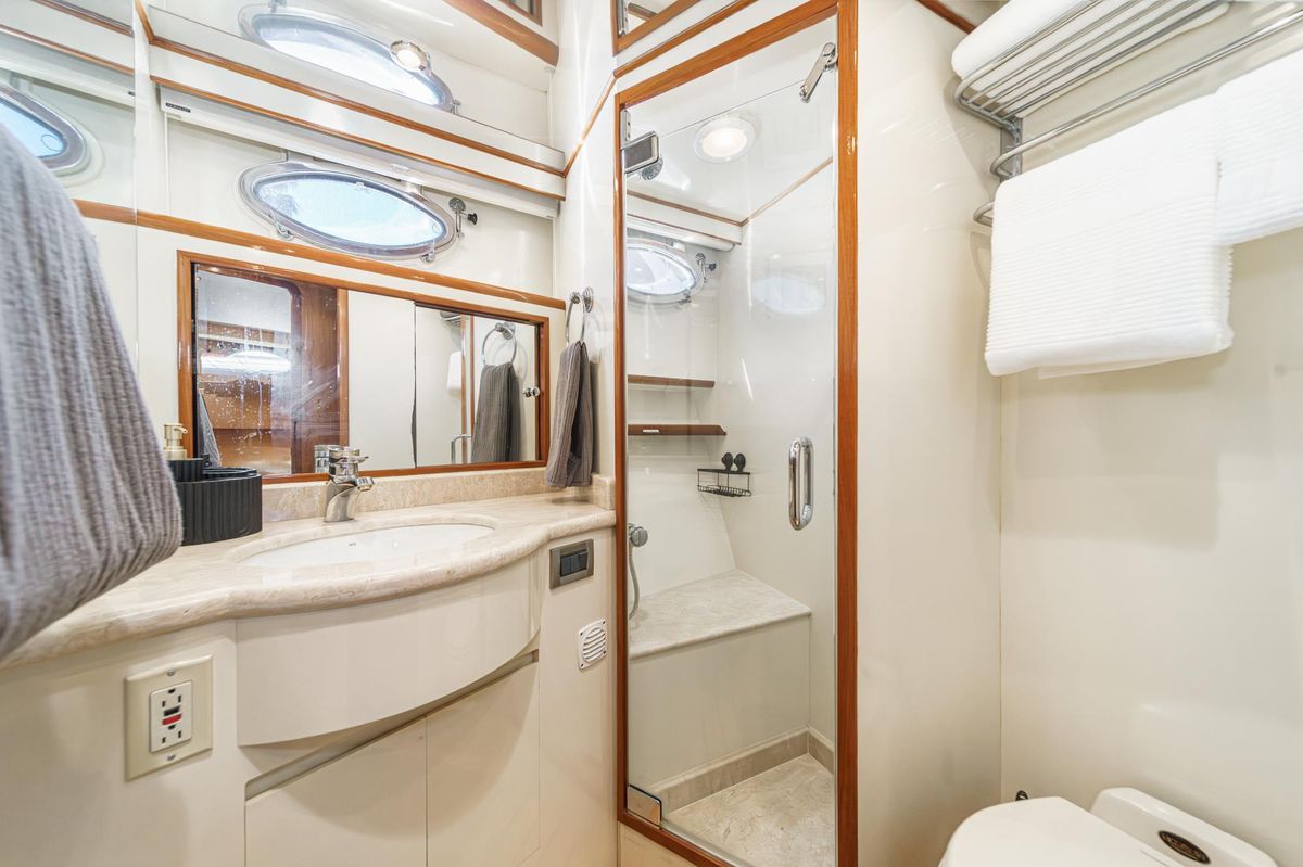 2002 Ocean Alexander 64 