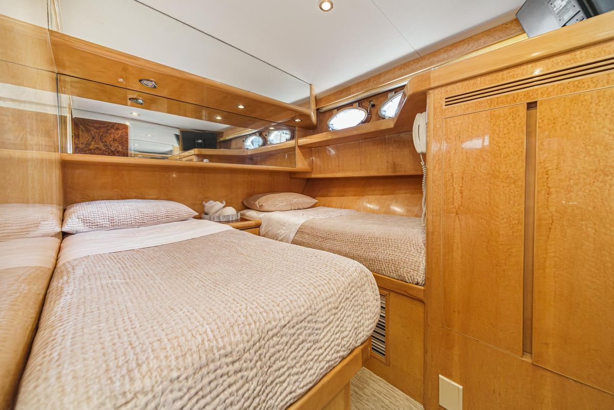 2002 Ocean Alexander 64 