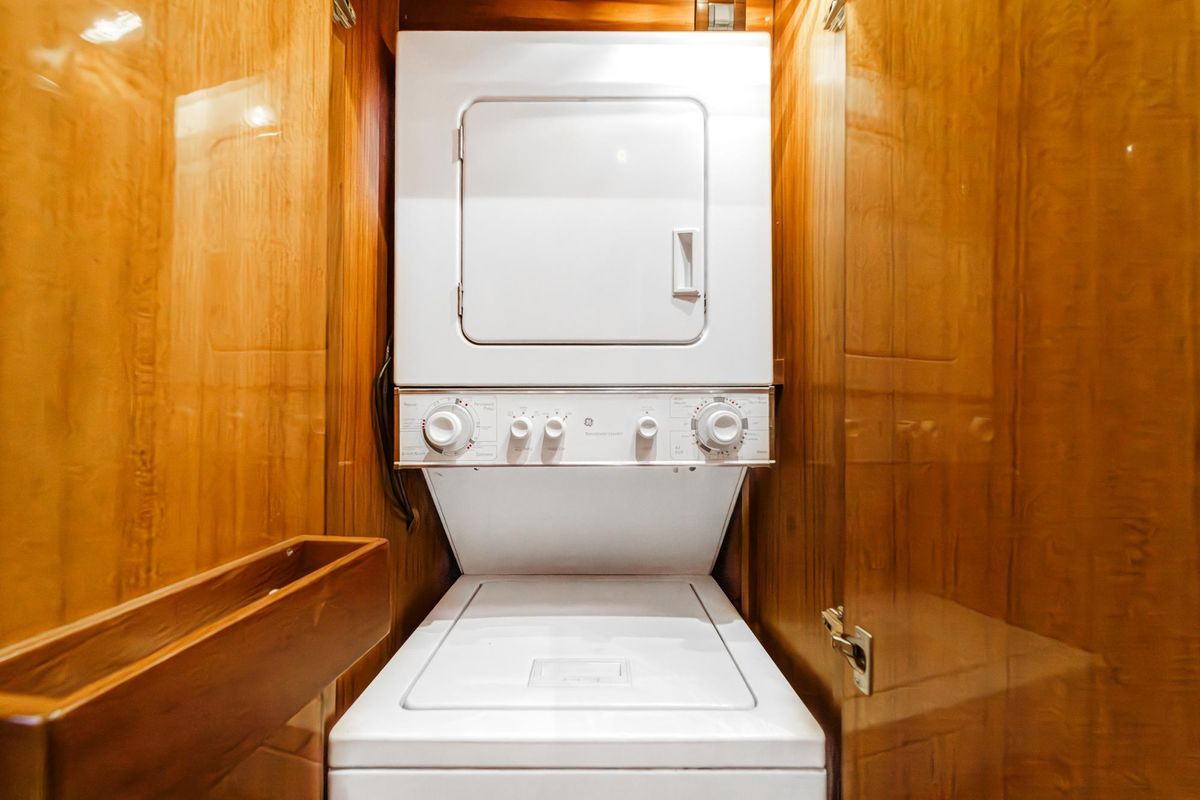 2002 Ocean Alexander 64 