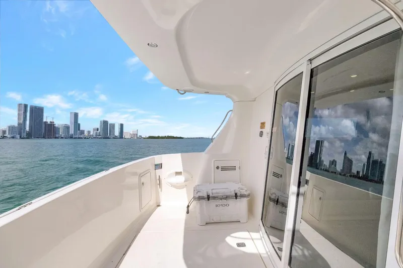  Yacht Photos Pics 2016 Silverton 43SB yacht deck with city skyline view.