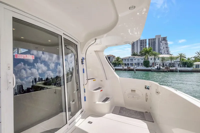  Yacht Photos Pics 2016 Silverton 43SB yacht deck with waterfront view and modern design.