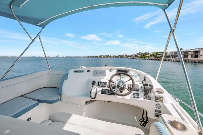  Yacht Photos Pics 2016 Silverton 43SB yacht helm with ocean view, featuring modern controls and seating.