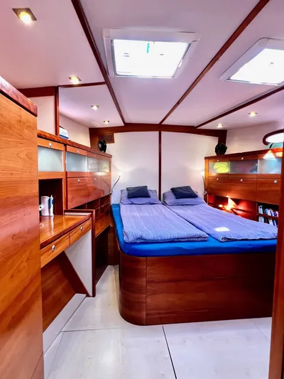  Yacht Photos Pics 8616126_20221204121733789_1_XLARGE.JPG