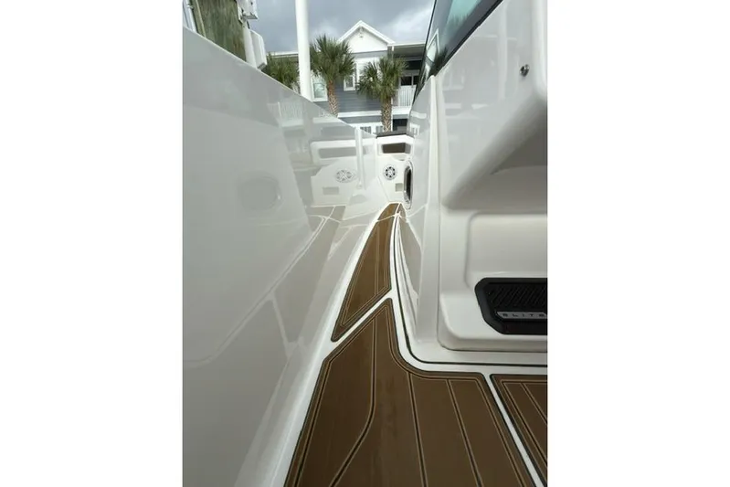  Yacht Photos Pics 2025 Monterey Elite 27 OB boat deck with sleek design and wood accents.
