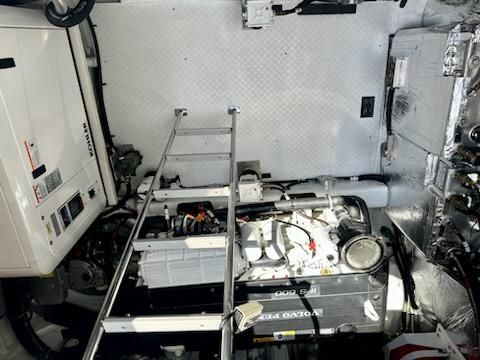 2016-48-cruisers-yachts-48-cantius-low-hours-at-327