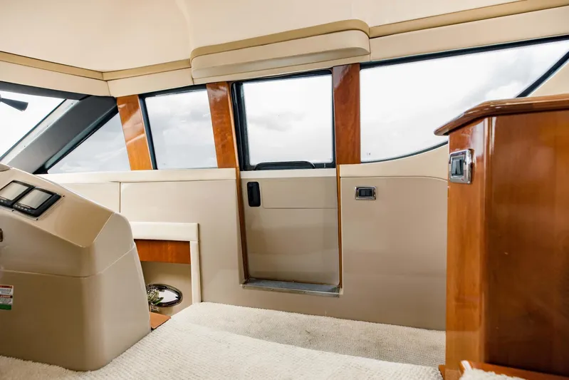 Sonshine Yacht Photos Pics Interior of 2004 Carver 56 Voyager yacht, featuring sleek design and luxurious finishes.