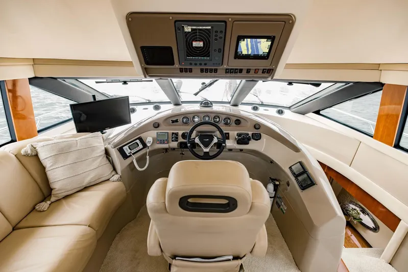 Sonshine Yacht Photos Pics Luxurious helm of 2004 Carver 56 Voyager yacht with modern navigation equipment.