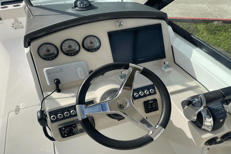 2018 Boston Whaler 270 Vantage