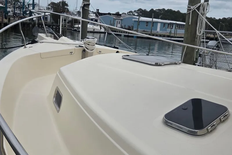  Yacht Photos Pics 2006 Mainship 40 Trawler docked, showcasing deck and hatch details.