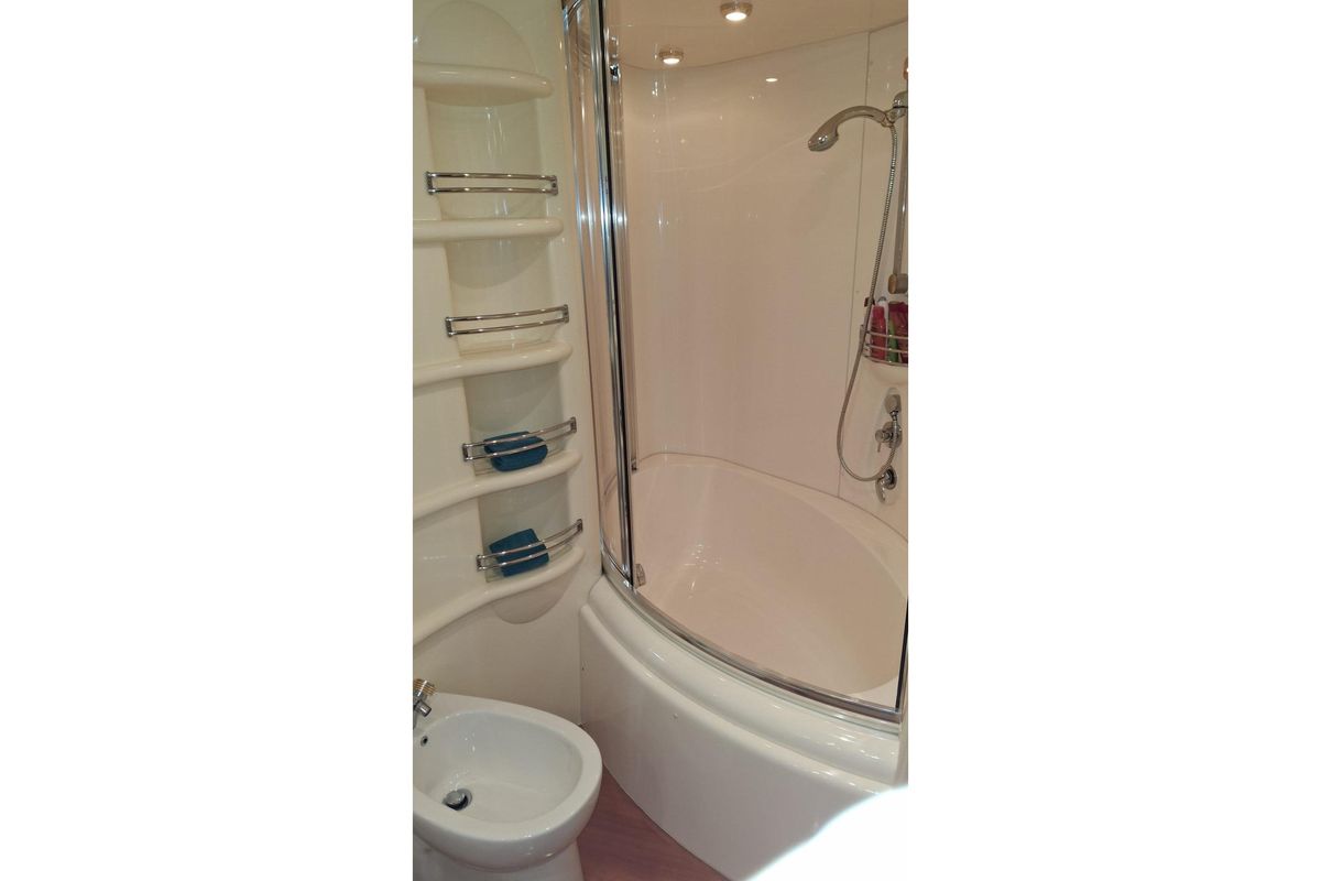2009 Azimut 70 