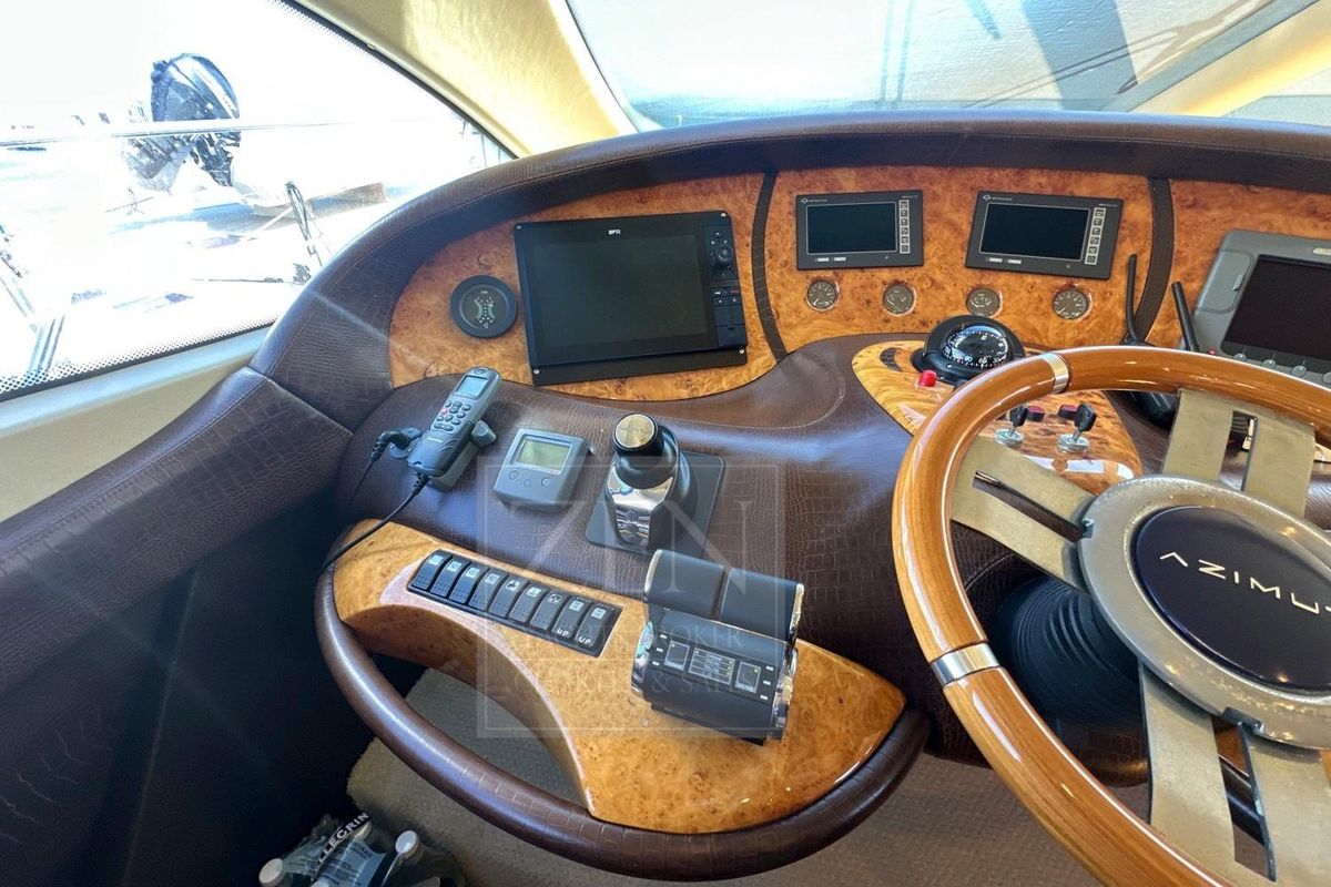 2009 Azimut 70 