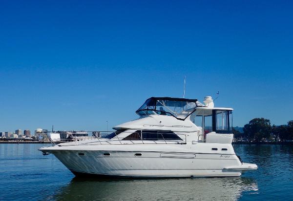 2004 Cruisers Yachts 375
