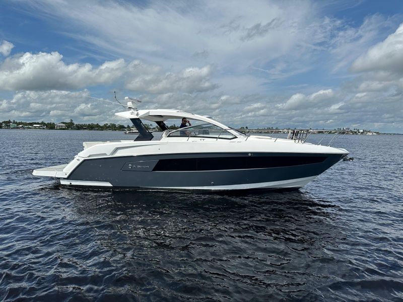 2019 Cruisers Yachts 390 Express Coupe