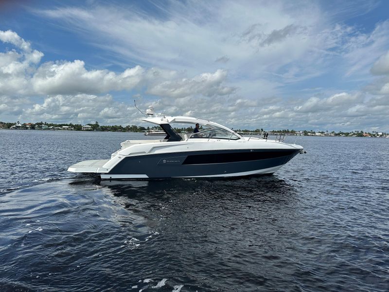 2019 Cruisers Yachts 390 Express Coupe